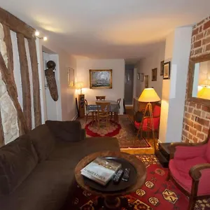 Very French Two Bedroom In The Heart Of Appartamento
